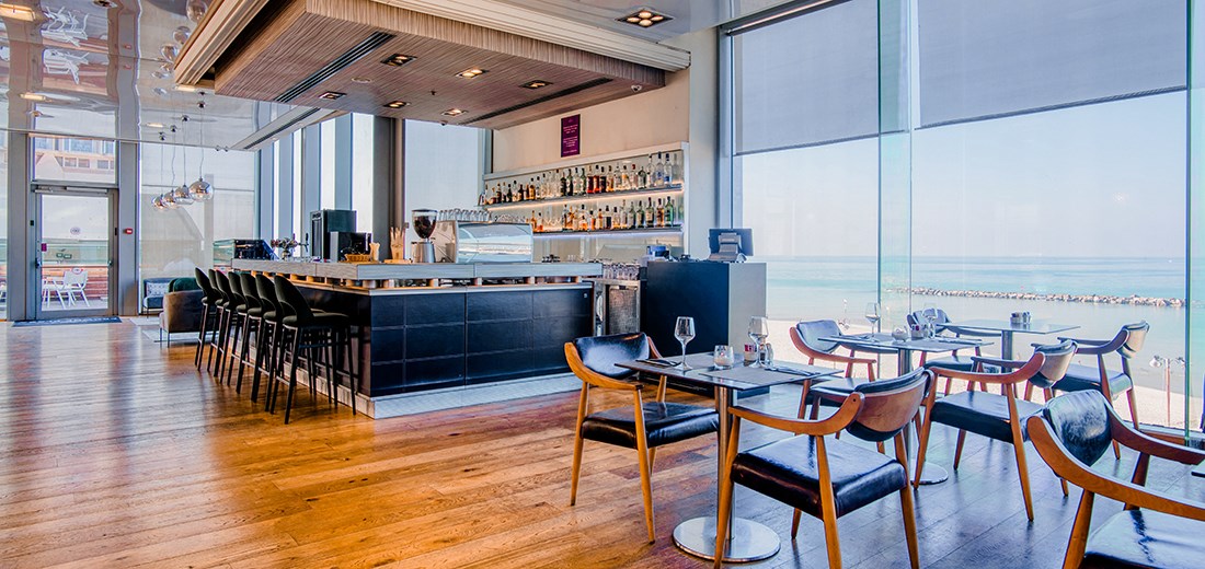 Le restaurant rénové « Louis Bar »