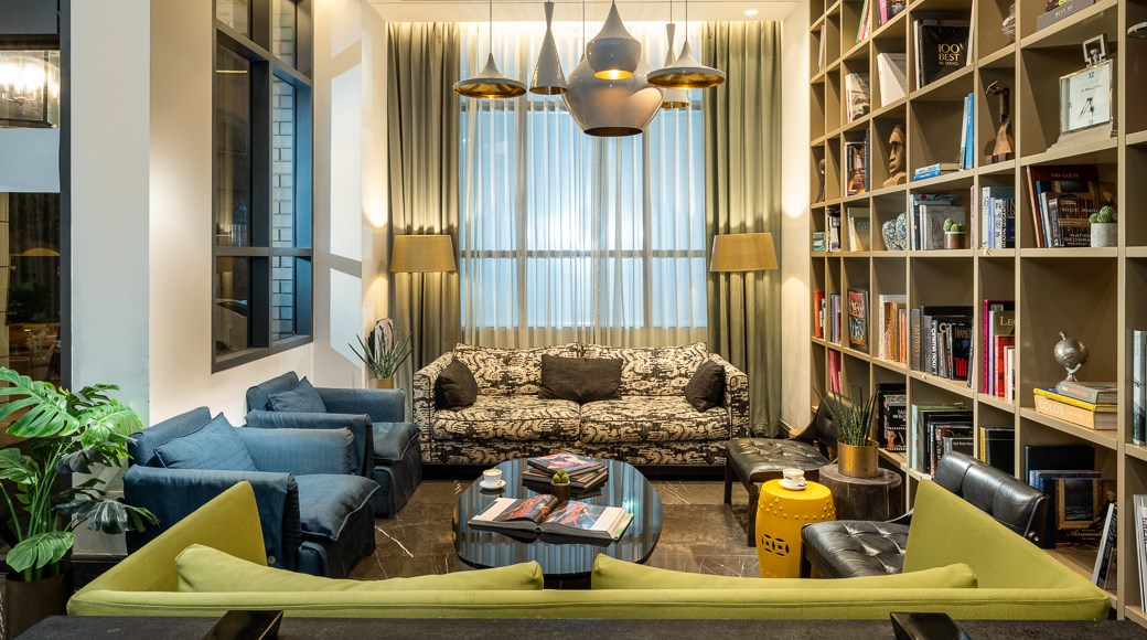 Le lobby de l'hôtel Indigo