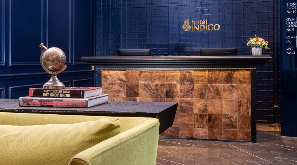 La réception de l'hôtel Indigo