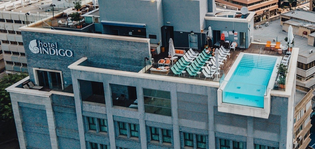 La piscine sur le toit de l'hôtel