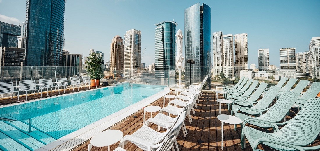 La piscine à débordement sur le toit de l'hôtel