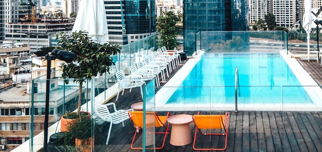 La piscine sur le toit de l'hôtel