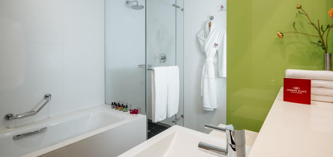 La salle de bain de la chambre standard