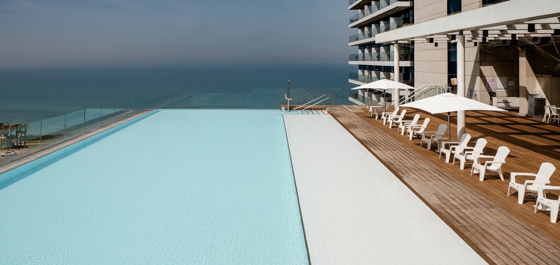 La piscine à débordement de l'hôtel VERT Lagoon Ne