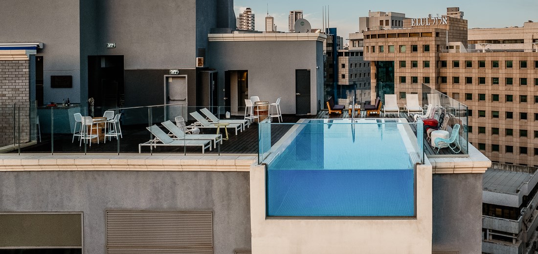 La piscine à débordement sur le toit de l'hôtel