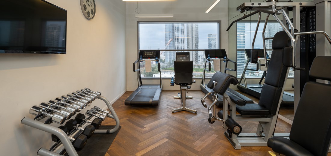 La salle de sport de l'hôtel Indigo Tel Aviv