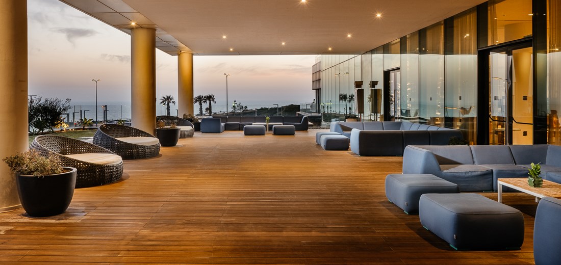 La terrasse du hall de l'hôtel VERT Lagoon Netanya